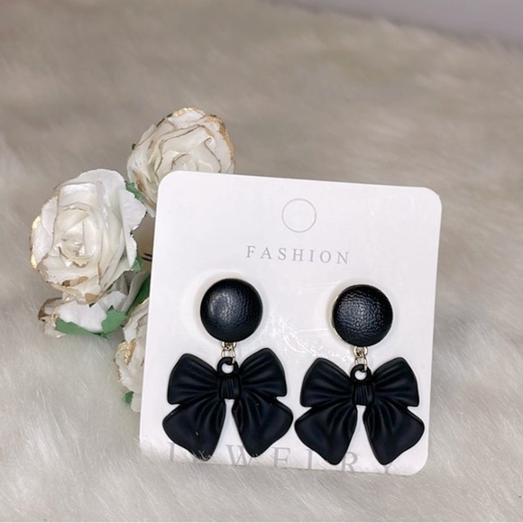 ⭐️FREE⭐️Black Resin Earrings - Picture 2 of 5